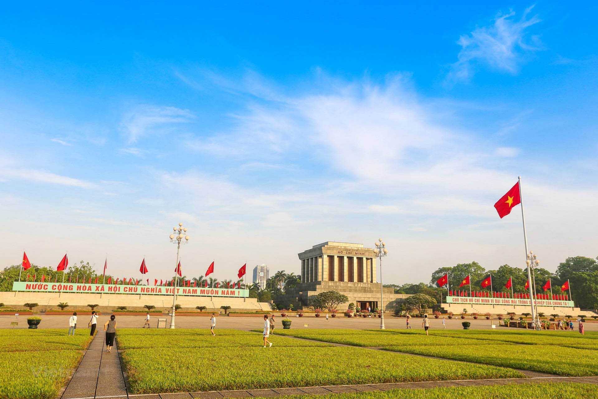 ho chi minh mausoleum in the morning